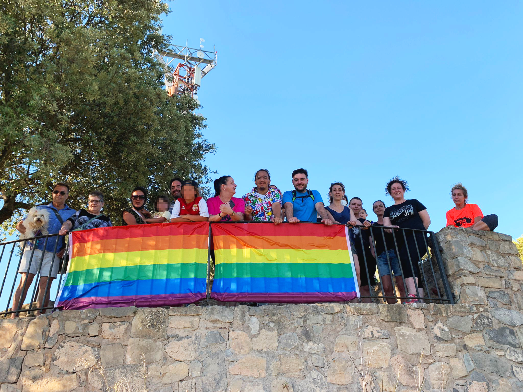 Sallent corona el cim del Serrat del Xipell el Dia LGBTI+