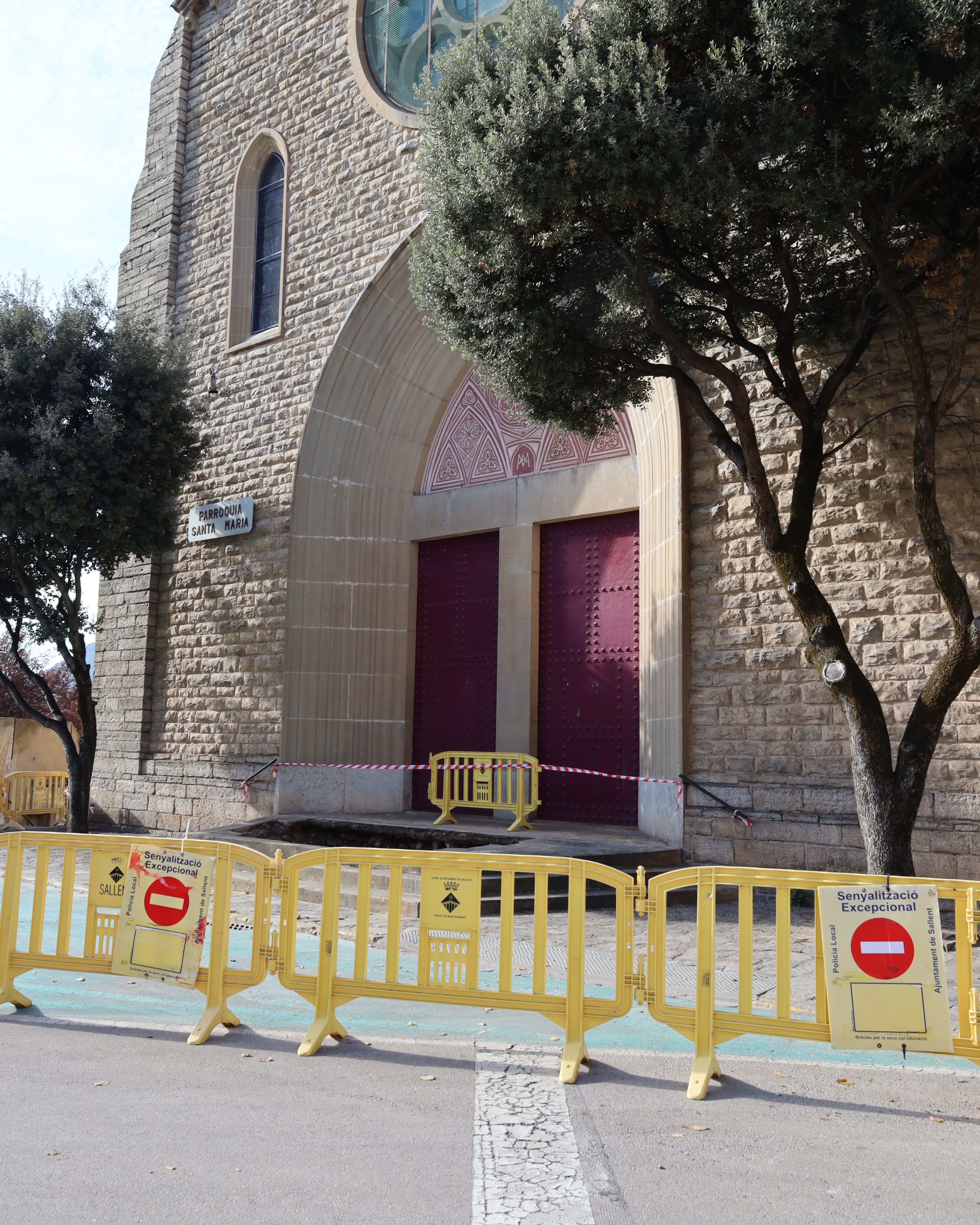 Esvoranc a les escales de l'Esgl&eacute;sia de Santa Maria.