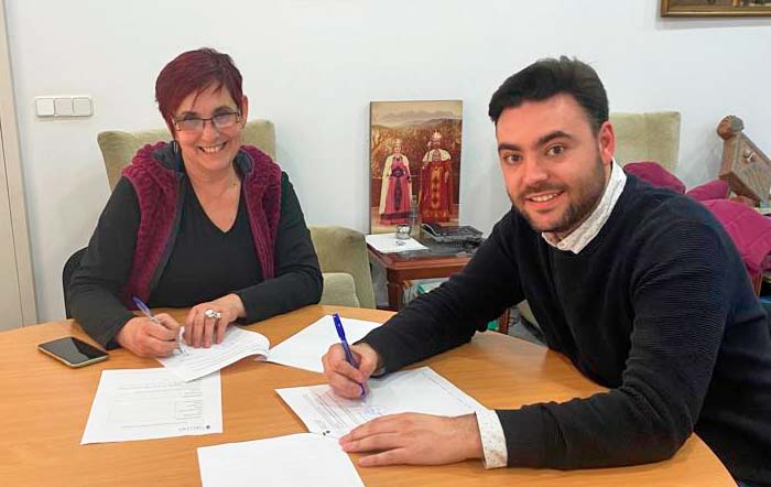 La representant de l'Associació Amics de les Enramades amb l'alcalde Oriol Ribalta (març 2023)