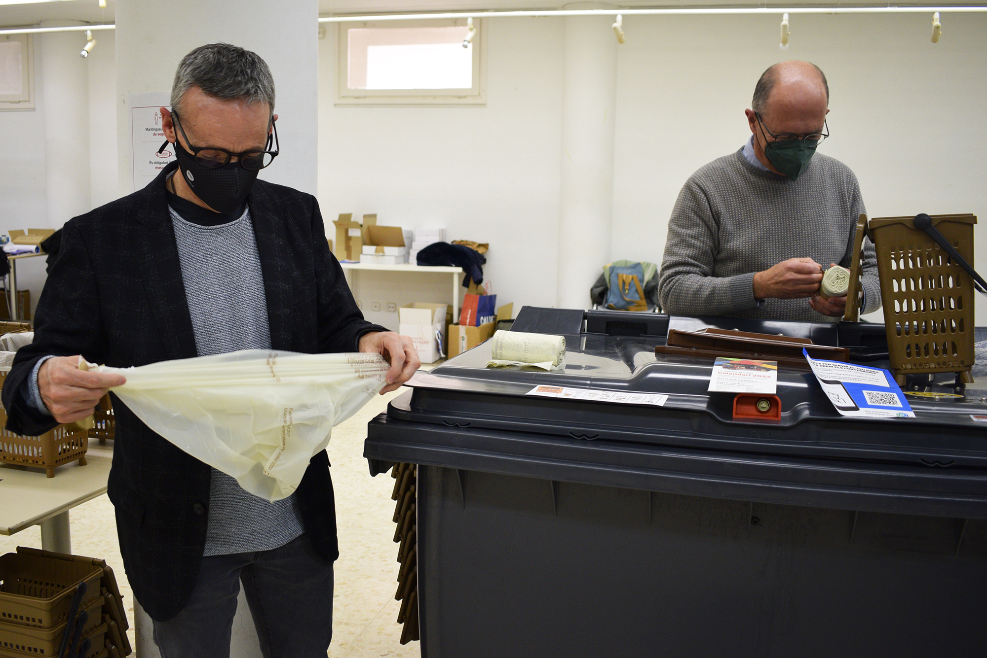 El regidor Miquel Estruch mostrant una de les bosses compostables que s'entreguen