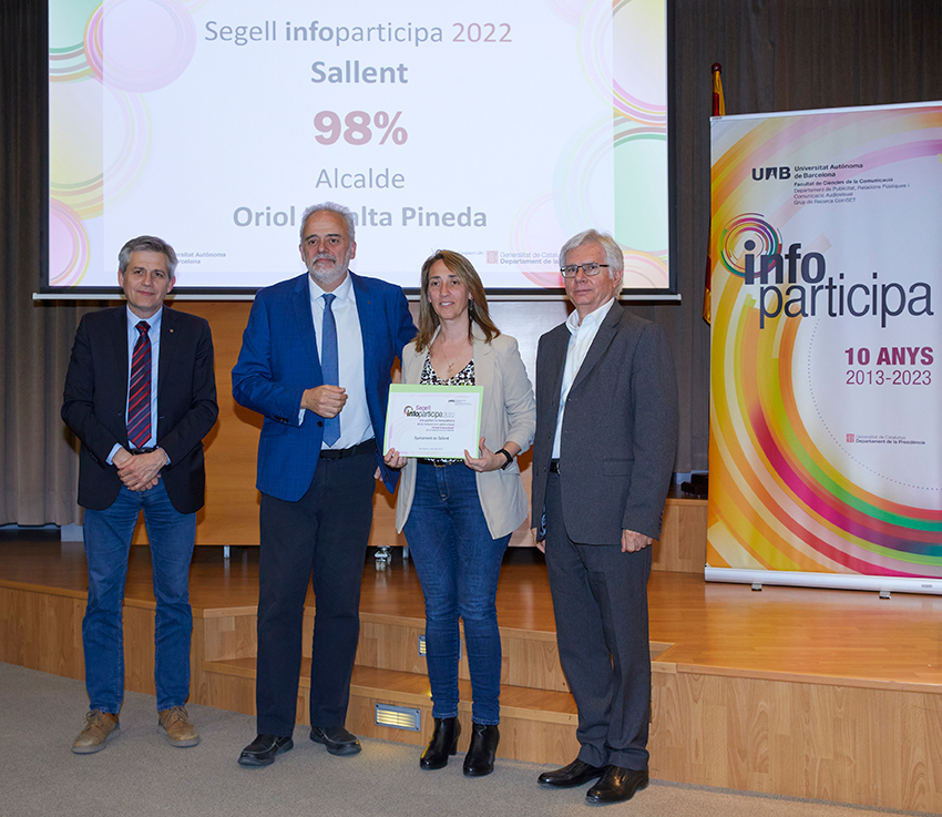 La regidora de Transparència i Comunicació, Neus Solà, recollint els dos premis (edició InfoParticipa 2022)