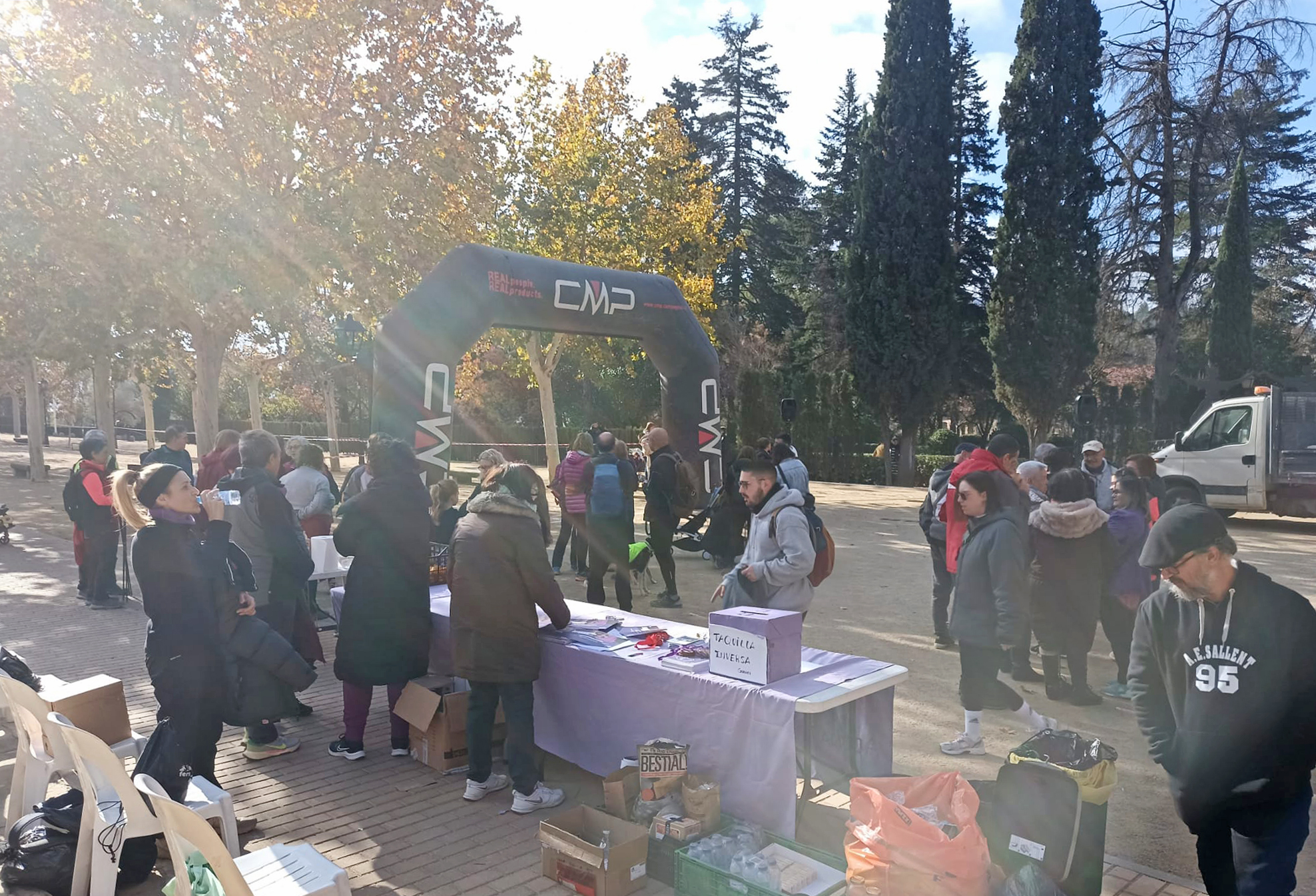 Un centenar de persones participen en els actes contra la violència masclista