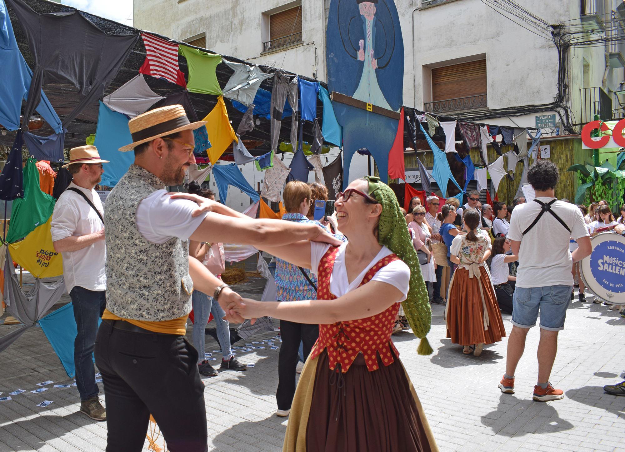Dansaires de l'Esbart Vila de Sallent a la plaça de la Verdura