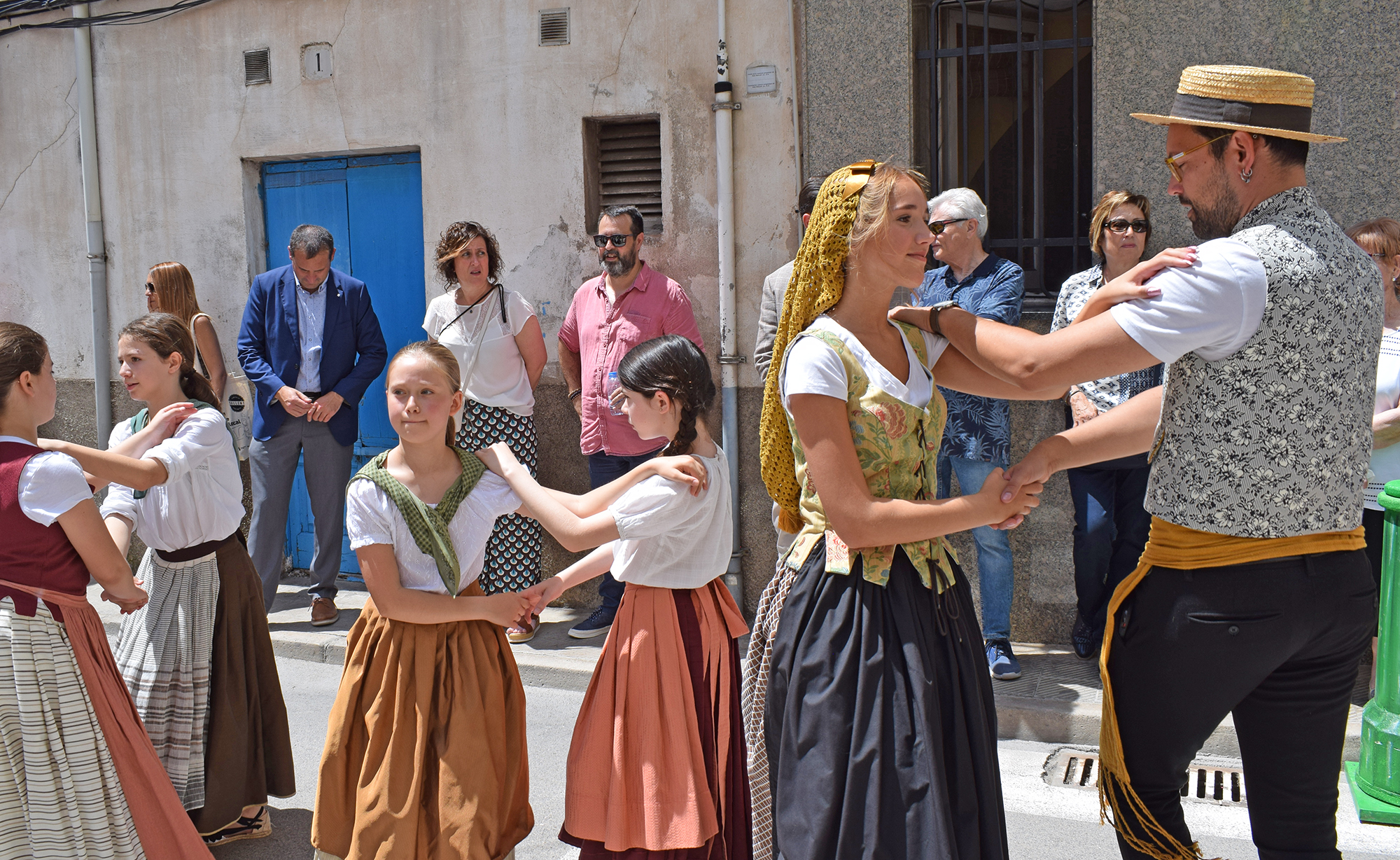 Dansaires de l'Esbart Vila de Sallent a la inauguració de les Enramades del carrer Unió