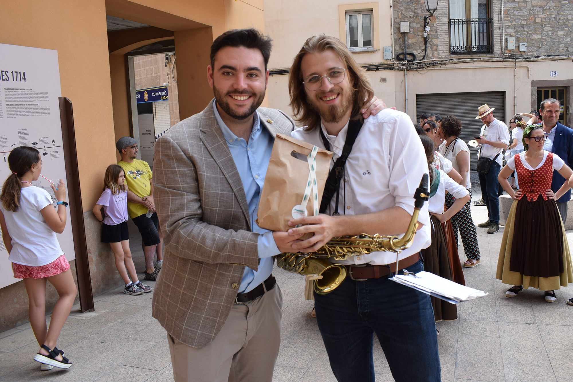 L'alcalde Oriol Ribalta entrega un obsequi d'agraïment als Músics de Sallent