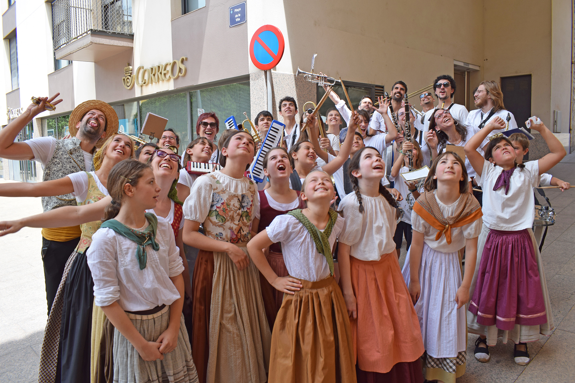 Fotografia dels i les protagonistes de la inauguració de les Enramades (Esbart Vila de Sallent, Músics de Sallent i 