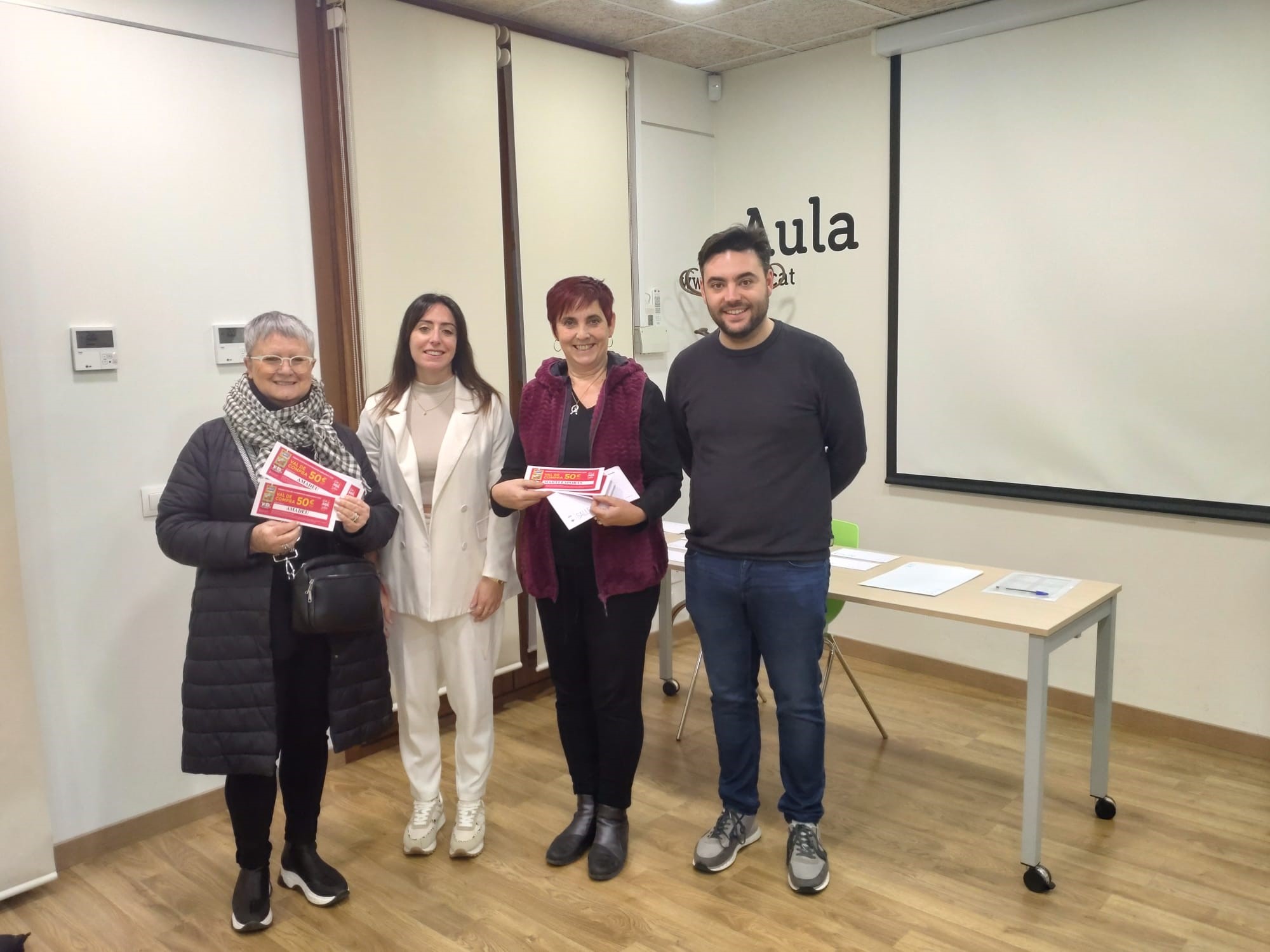 Les guanyadores del Concurs d'Aparadors de Nadal reben el seu premi