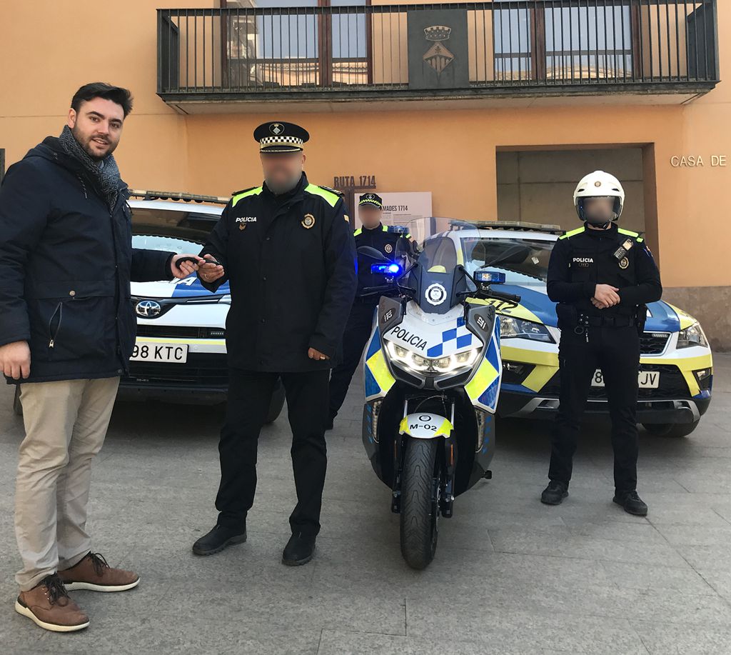 Moment de l'entrega del nou vehicle per part de l'alcalde de Sallent, Oriol Ribalta, i el sotsinspector Cap de la Policia Local (març 2023)