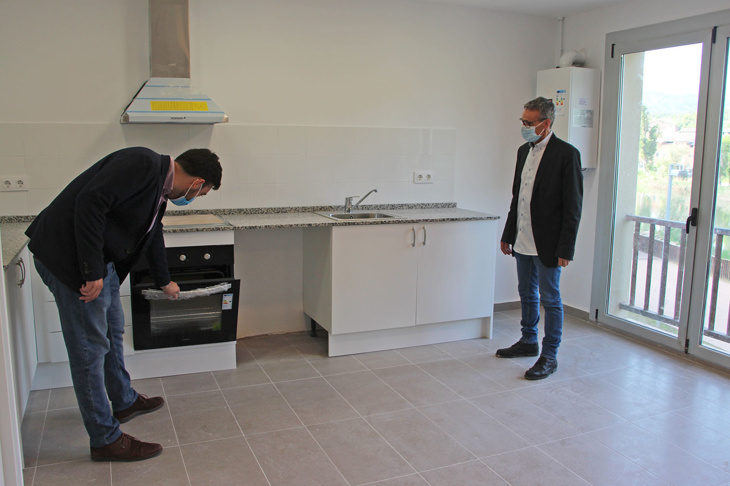 L'alcalde Oriol Ribalta i el regidor d'urbanisme Miquel Estruch durant la visita als pisos