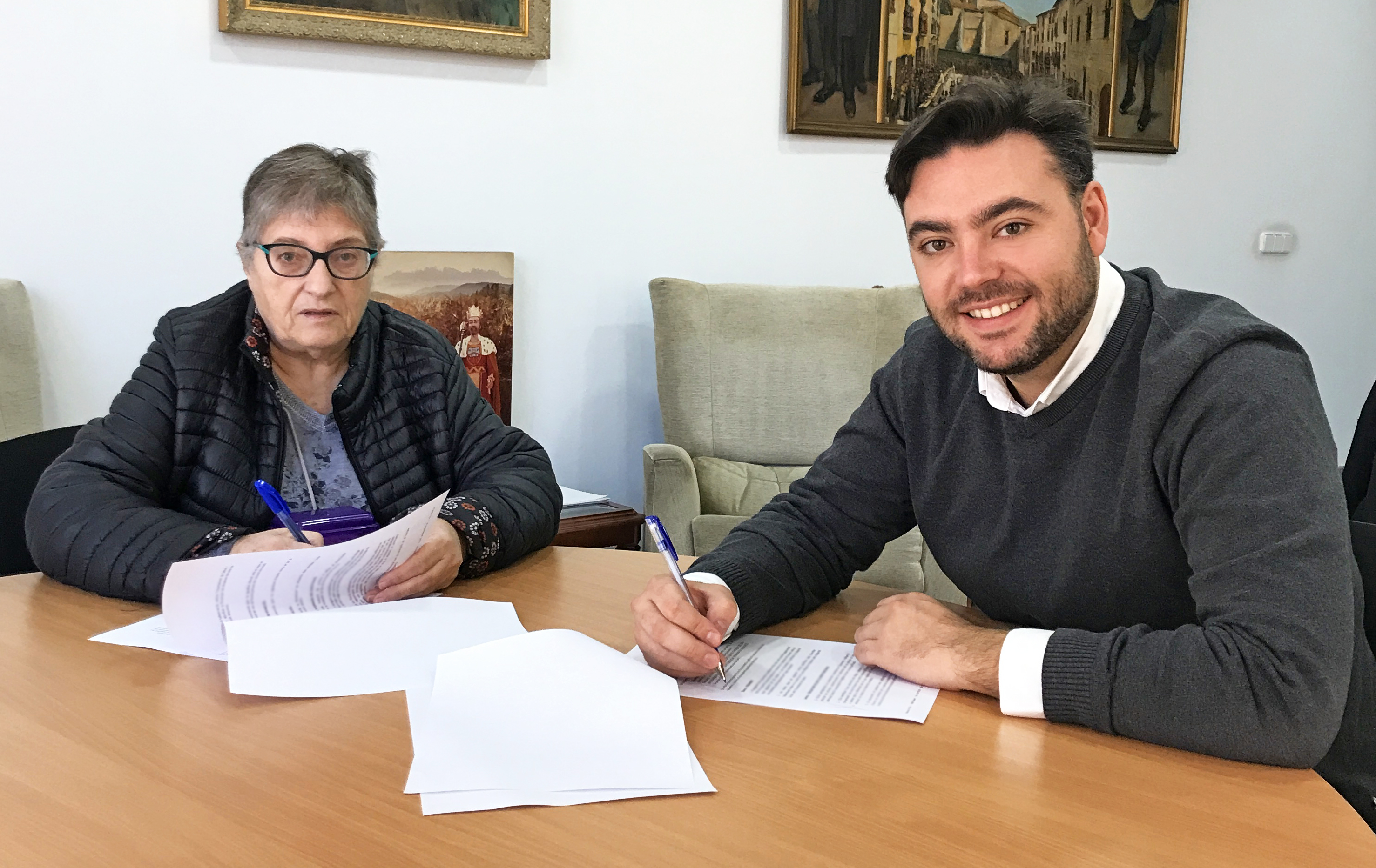 Signatura del conveni de col·laboració entre ADONA'T i l'Ajuntament de Sallent (novembre 2023)