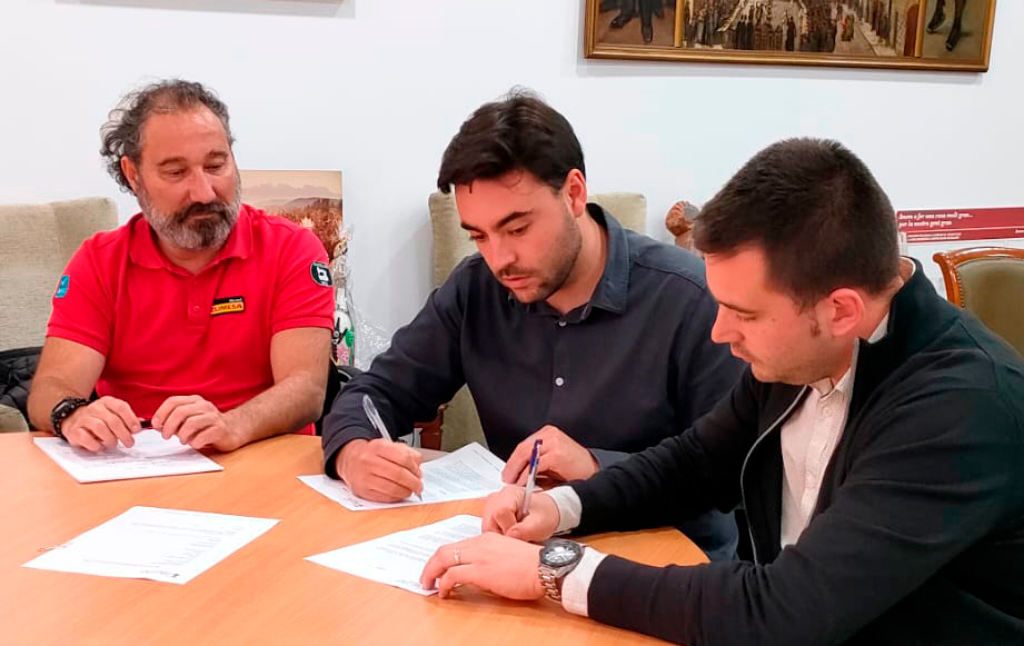 Signatura del conveni entre l'Associació d'Empreses de Sallent, Cabrianes i Cornet i l'alcalde de Sallent, Oriol Ribalta