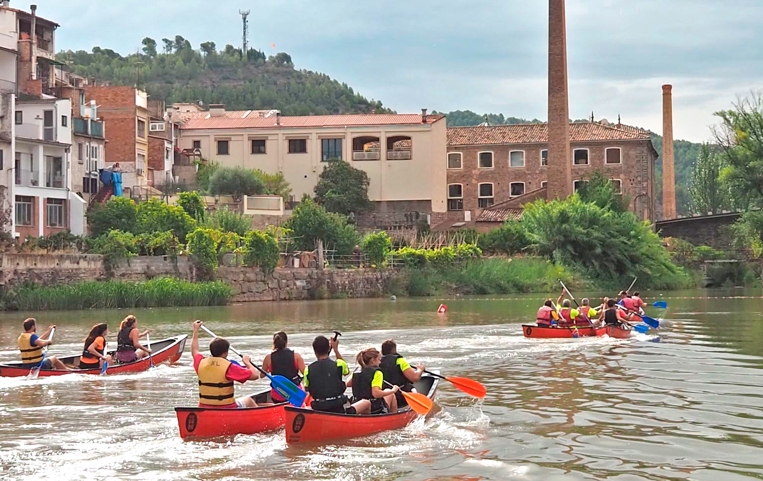 Una trentena d'equips participen en la competició de canoes de Festa Major