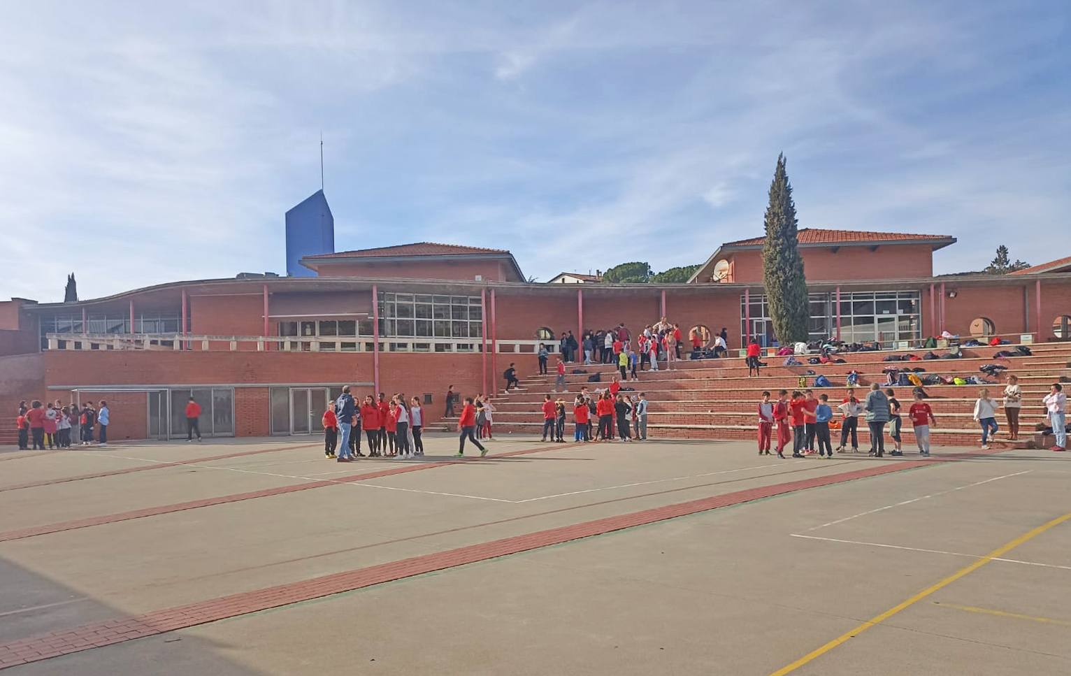 L'alumnat de 6è de primària visita l'INS Llobregat