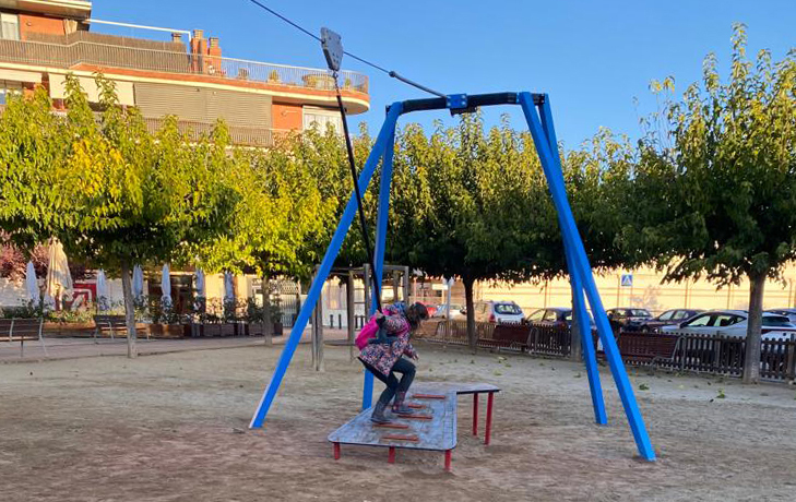 S'instal·len nous elements lúdics a les zones infantils de Sallent